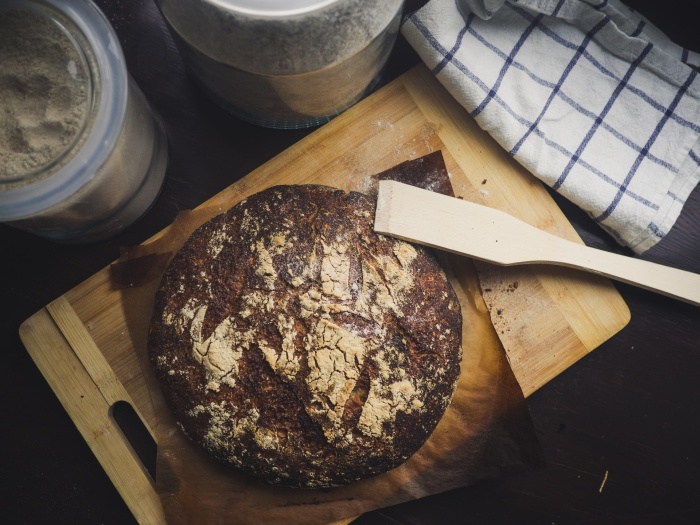 Mąka żytnia i przygotowany z niej ciemny chleb