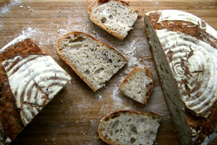 Pokrojony świeżo upieczony chleb