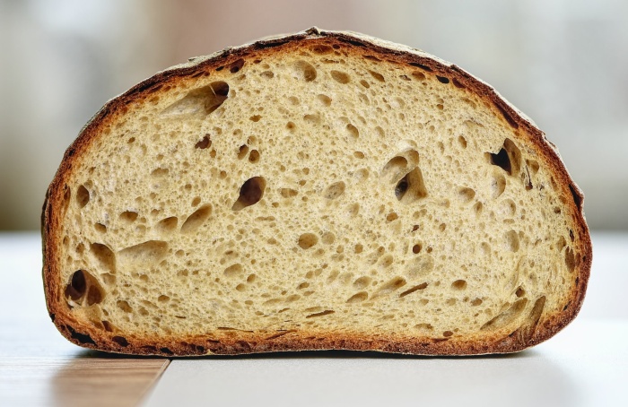 Tradycyjny polski chleb z mąki żytniej i pszennej