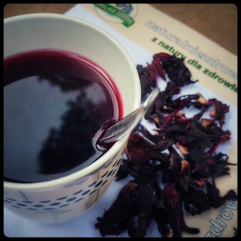 Herbata z hibiskusa – właściwości i działanie. Jak parzyć herbatę z hibiskusa?