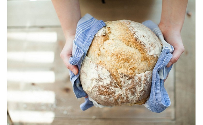 Chcesz zacząć piec chleb? Co musisz wiedzieć i czego potrzebujesz?